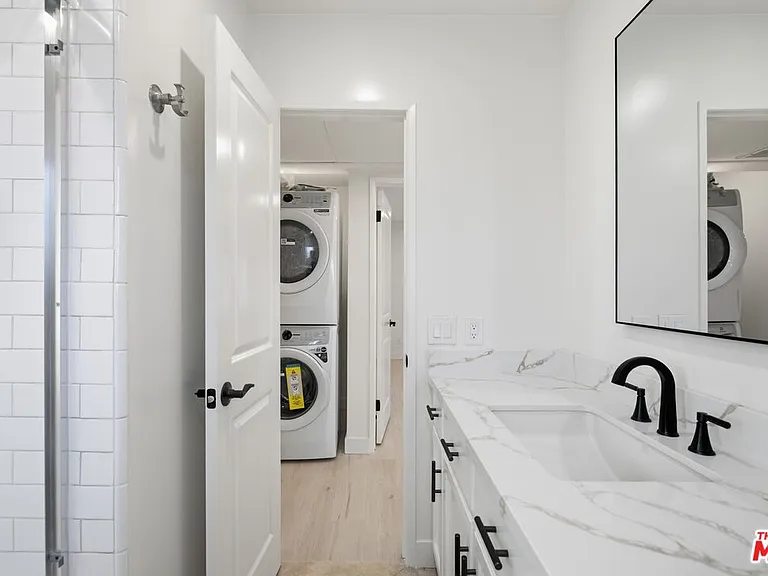13025 Moorpark St #208 — Photo 10