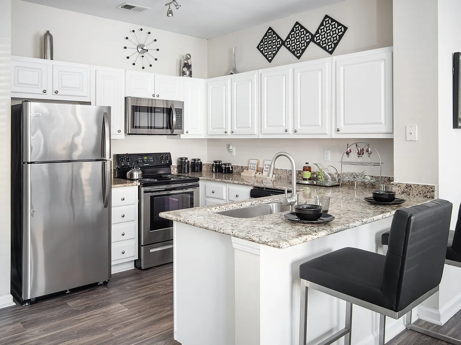 Manchester Place Apartments — Photo 3