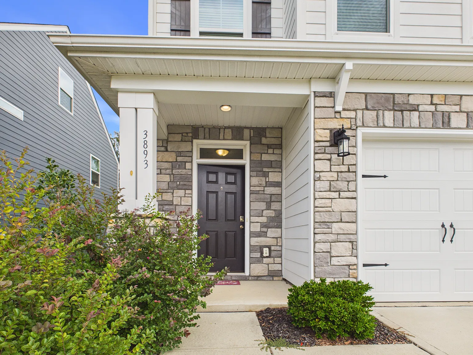 4 bed, 3.5 bath, 2827 sqft, $3,500 — Photo 2