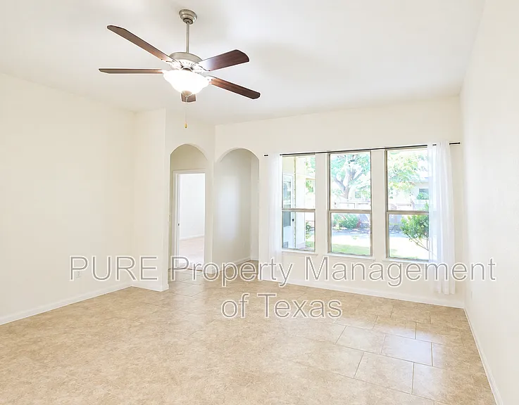 615 Linares Ln — Photo 4