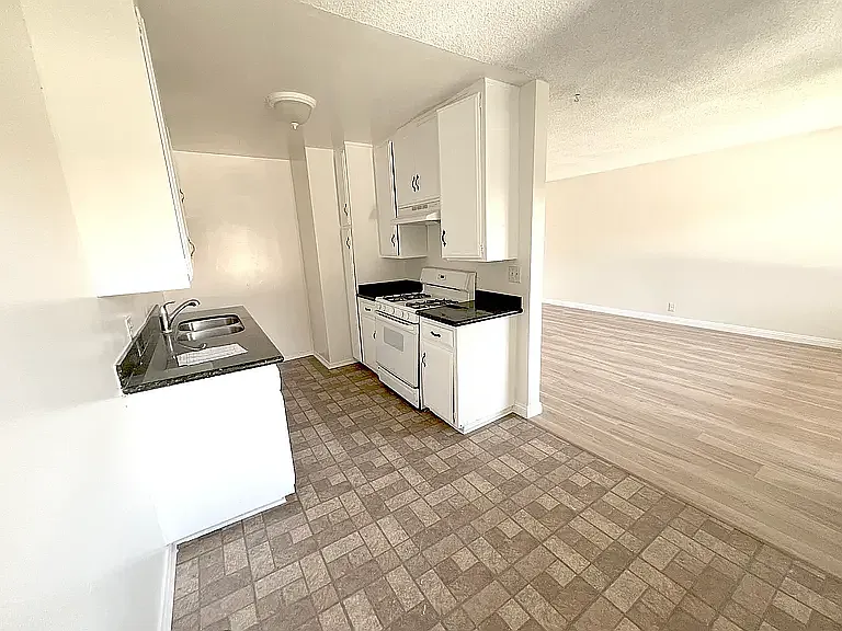 889 N Laurel Ave #10 — Photo 7