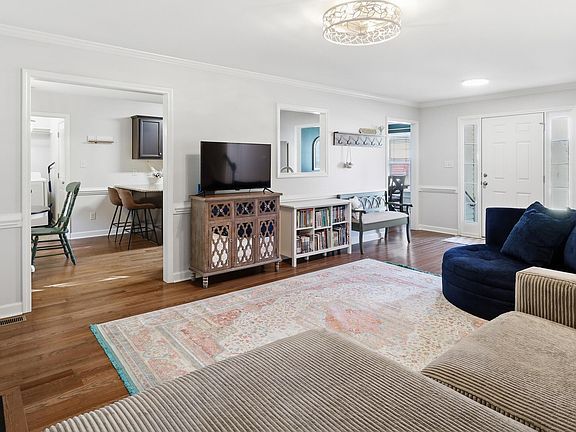 4th image of 33 Bluestone Dr