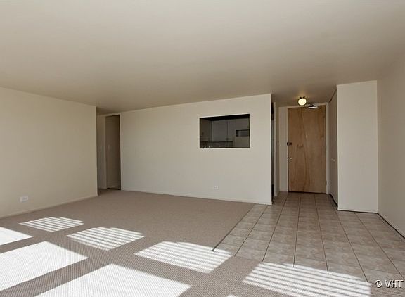 3rd image of 1400 E 55th Pl APT 402S