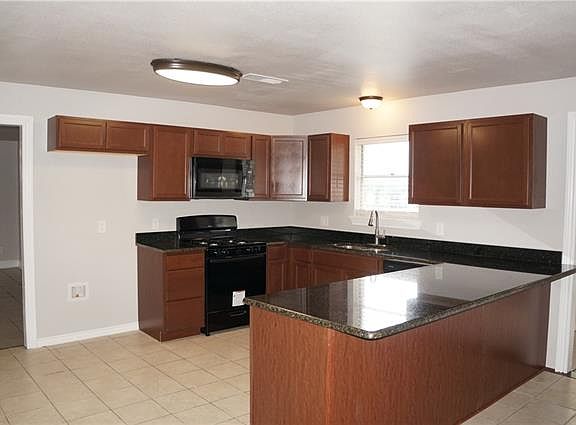 4th image of 608 Sante Fe St