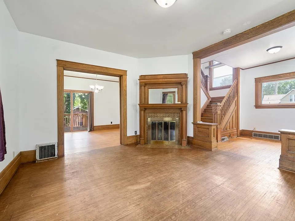 513 W 22nd St