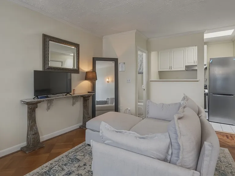 241 W Newton St #8 — Photo 4