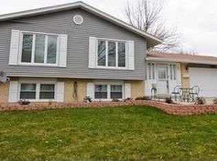 1040 Harrison Ln, Hoffman Estates, IL 60192