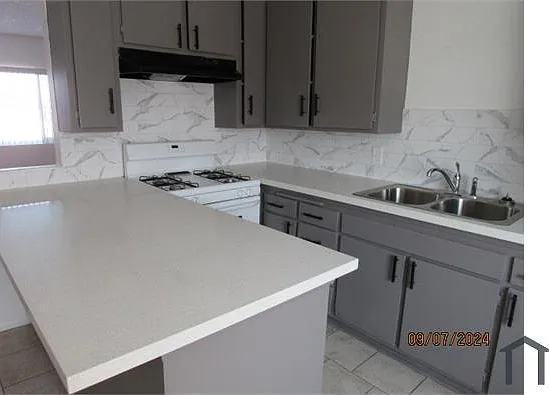 3458 W 67th St #4 — Photo 2