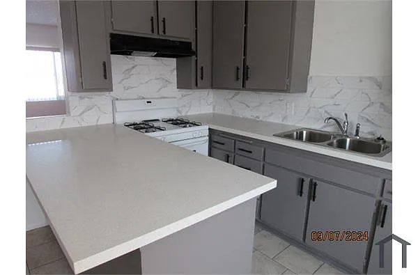 Building Photo - 3458 W 67th St #4