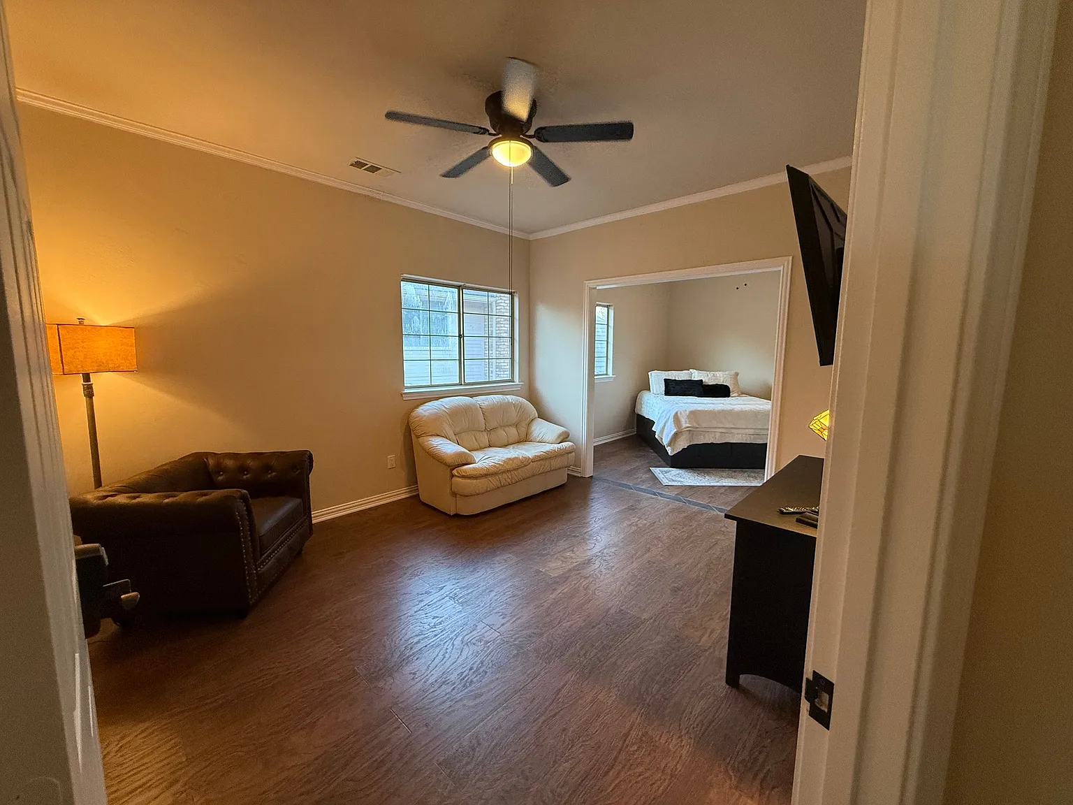 Luxurious 1 BR/1 BATH upstairs suite with private livingroom — Photo 1