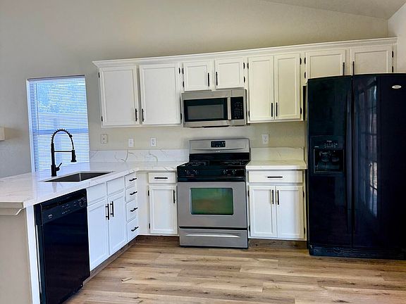 4th image of 996 W Petunia Street