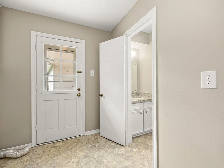 5923 Pebble Springs Dr — Photo 34