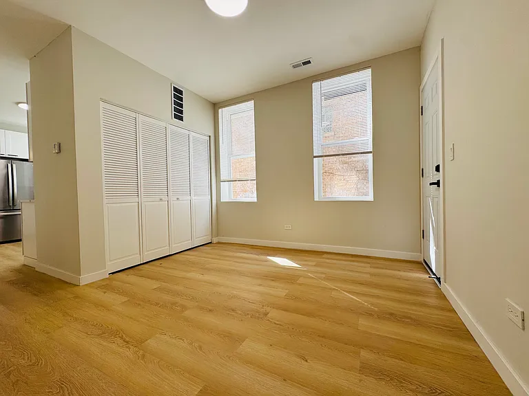 833 W 35th Pl #1R — Photo 8