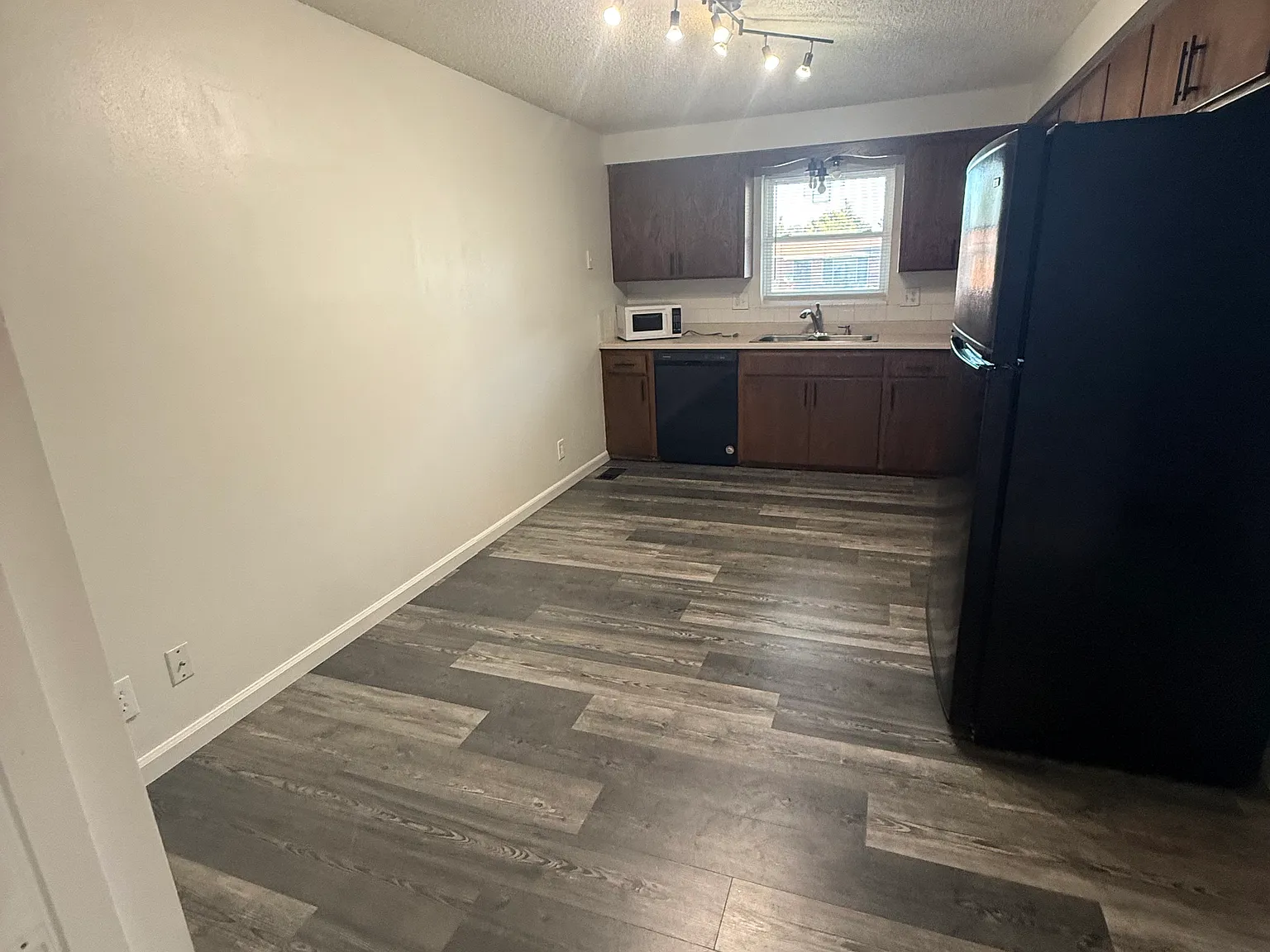 3 bed, 1050 sqft, $1,750 — Photo 4