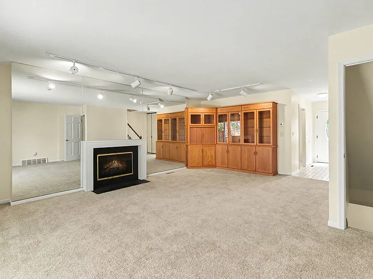 933 E Maple St — Photo 10