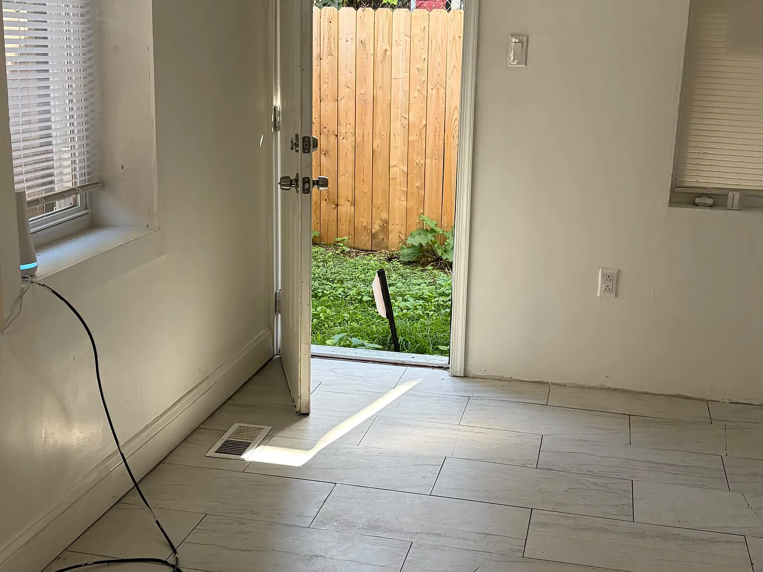 3 bed, 1.5 bath, 1140 sqft, $1,500 — Photo 2