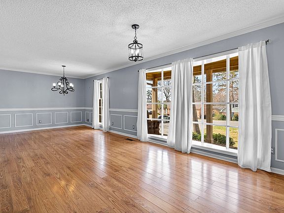 5th image of 306 Doncaster Dr