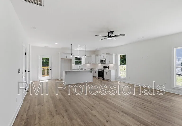 408 Legions Ct — Photo 5