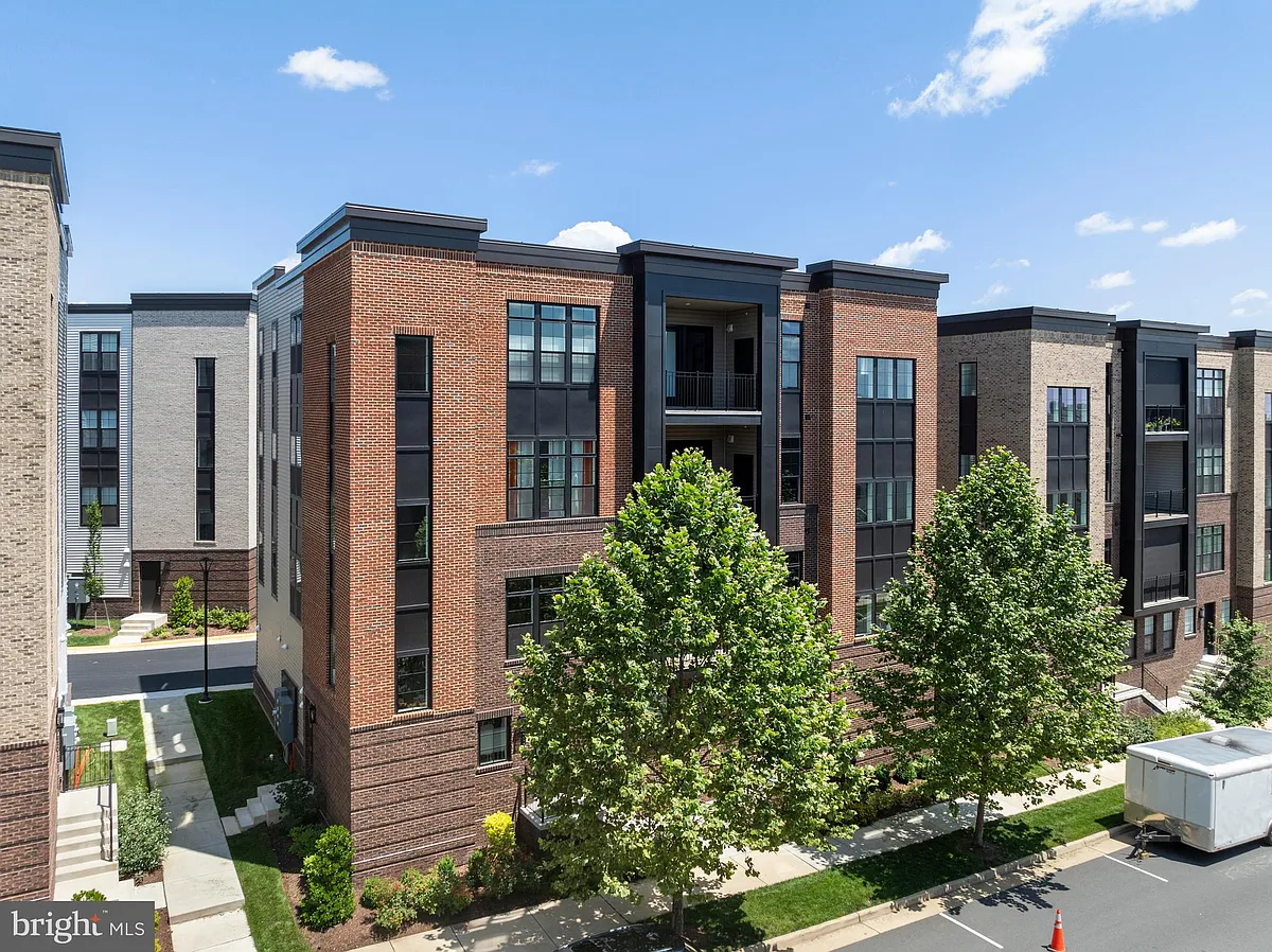 Building Photo - 43442 Croson Ln #100