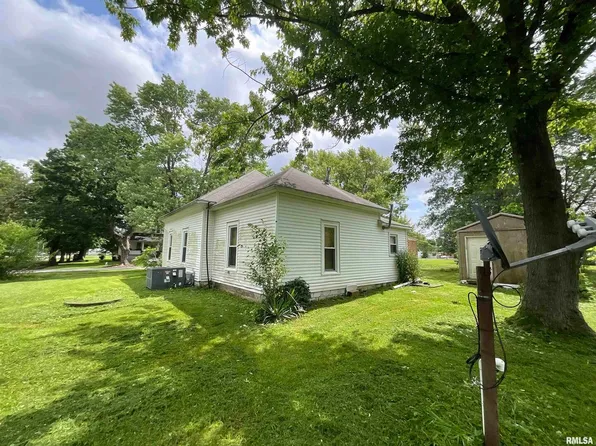 208 7th St, Alma, IL 62807