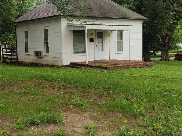 627 W 3rd St, Holton, KS 66436