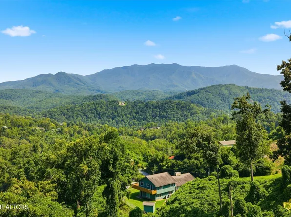 812 Beanstalk Ct, Gatlinburg, TN 37738