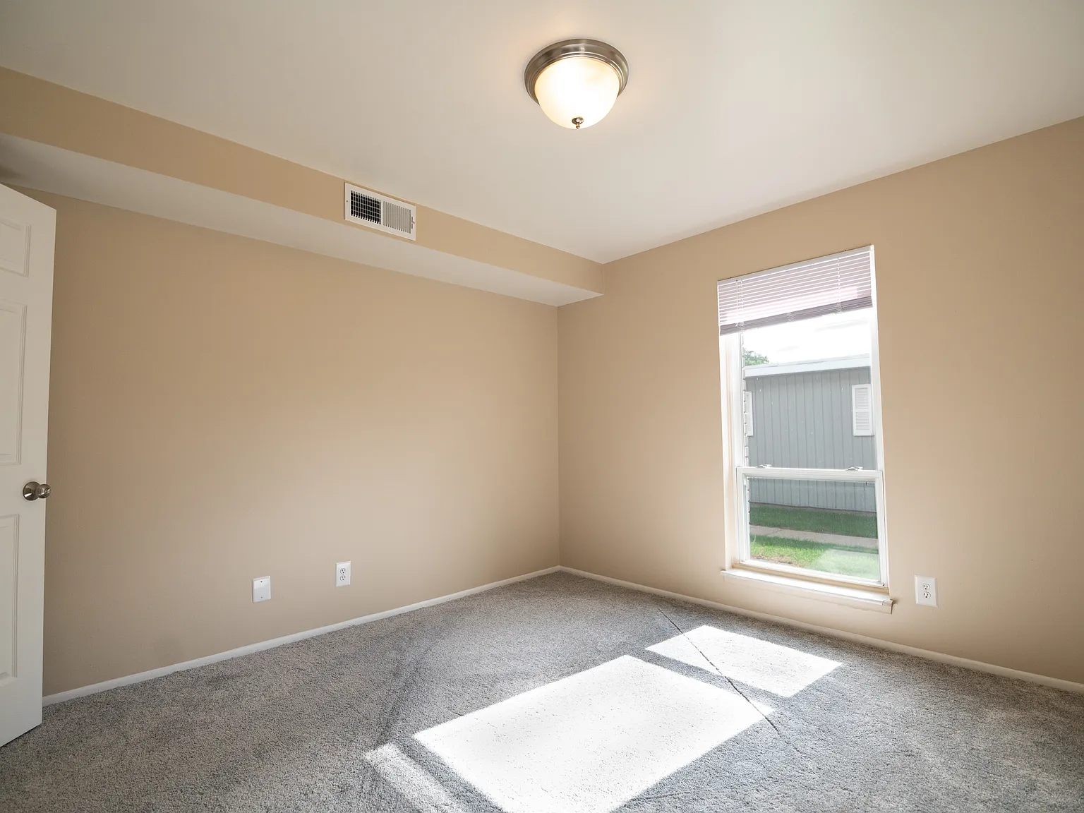 Embassy West Apartments — Photo 4