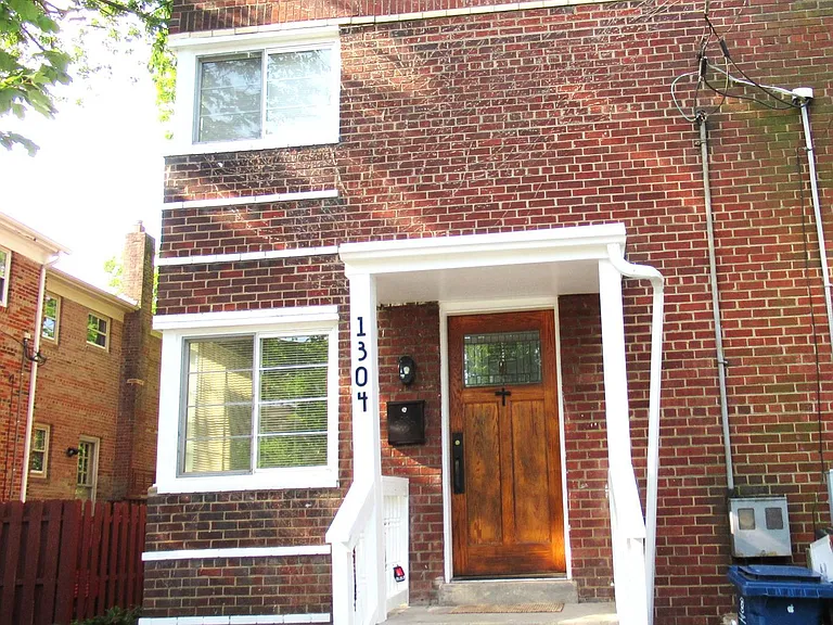 1304 Princess St — Photo 1