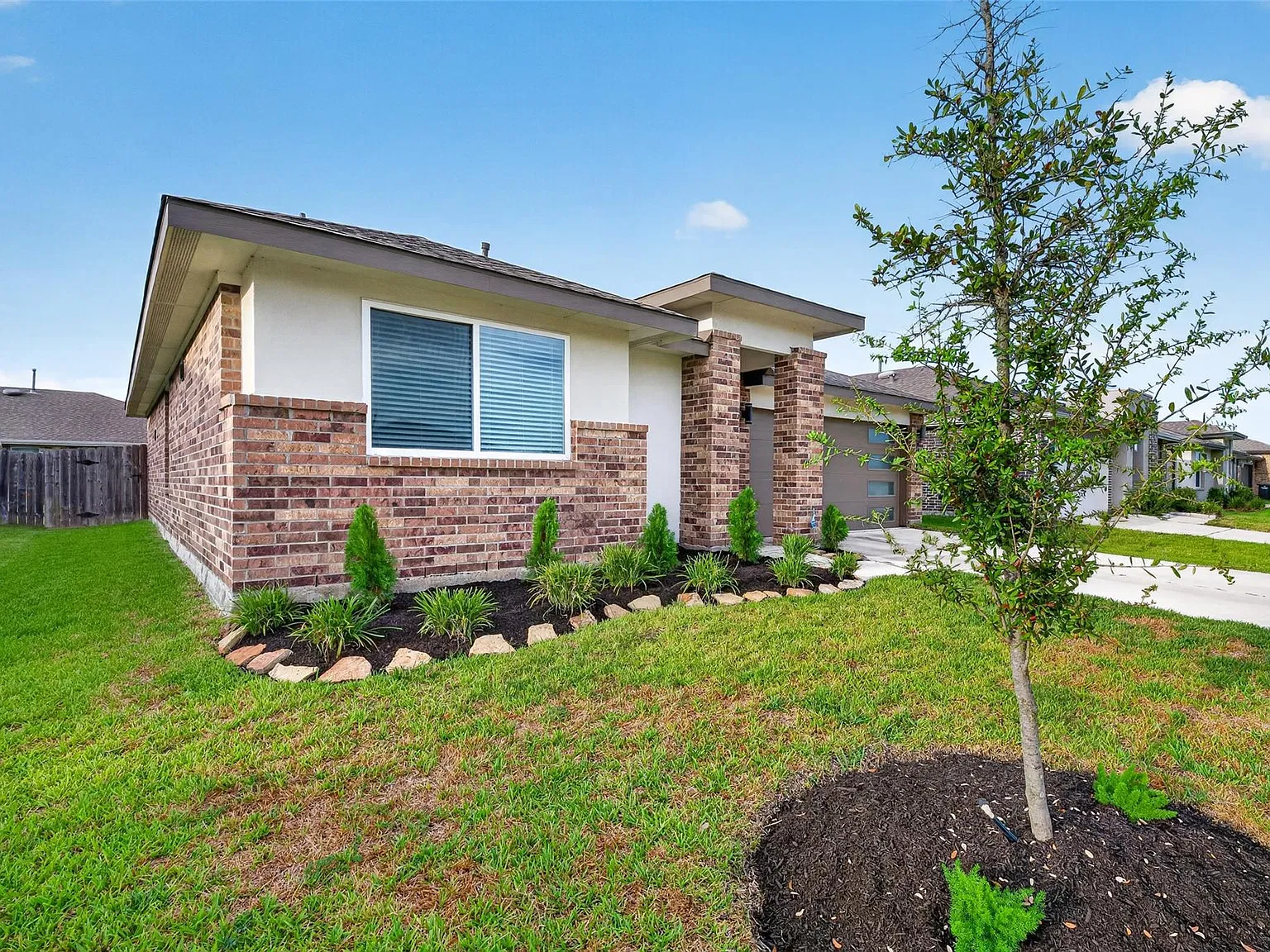 3 bed, 2.0 bath, 1297 sqft, $2,100 — Photo 2