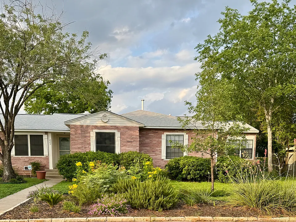 223 John Adams Dr
