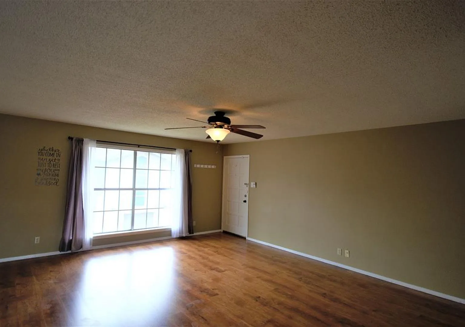 LARGE 2 bedroom 2 bath Condo close to Shopping, dinning and entertainment! — Photo 2