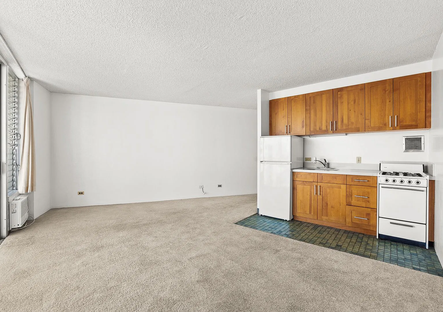 Studio with A/C, a full kitchen in Ala Moana Area — Photo 1