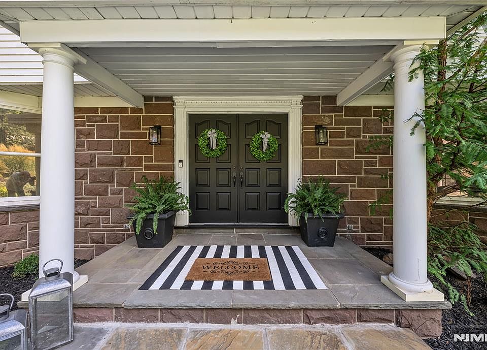 1st image of 910 Huron Rd