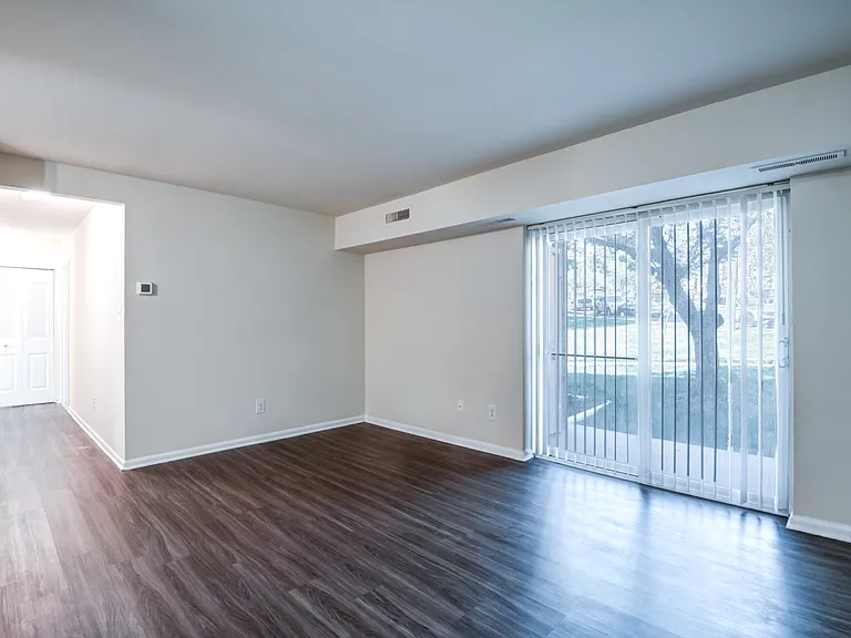 Bennington Crossings Apartment Homes — Photo 9
