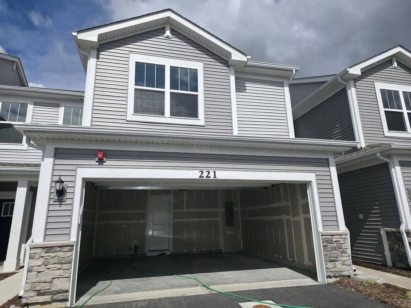 3 bed, 2.5 bath, 1840 sqft, $2,900 — Photo 1