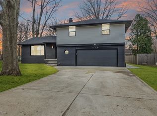 624 Welshire Dr, Bay Village, OH