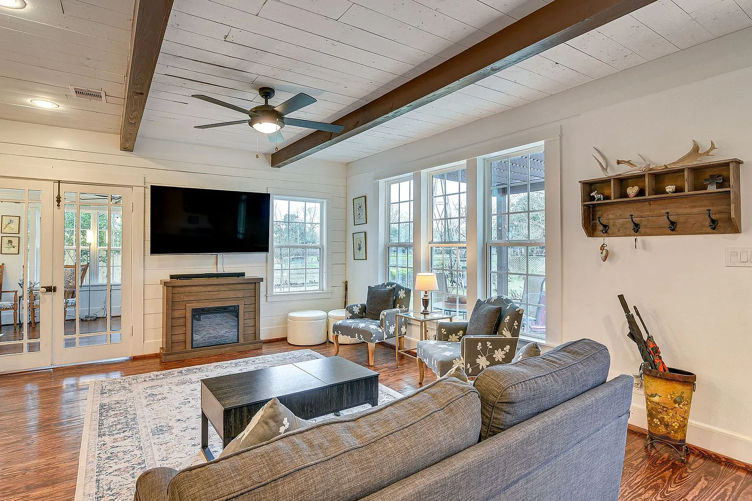 3 bed, 2.0 bath, 1636 sqft, $6,031 — Photo 1