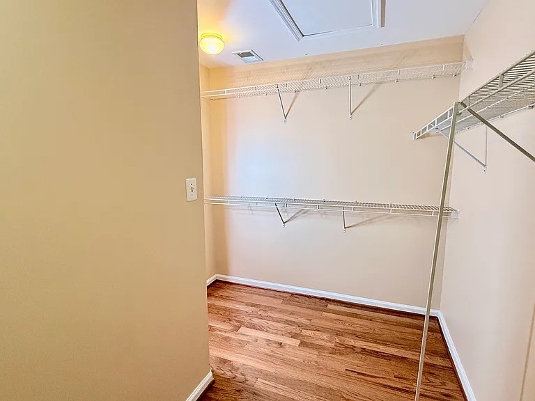Walk-in-closet