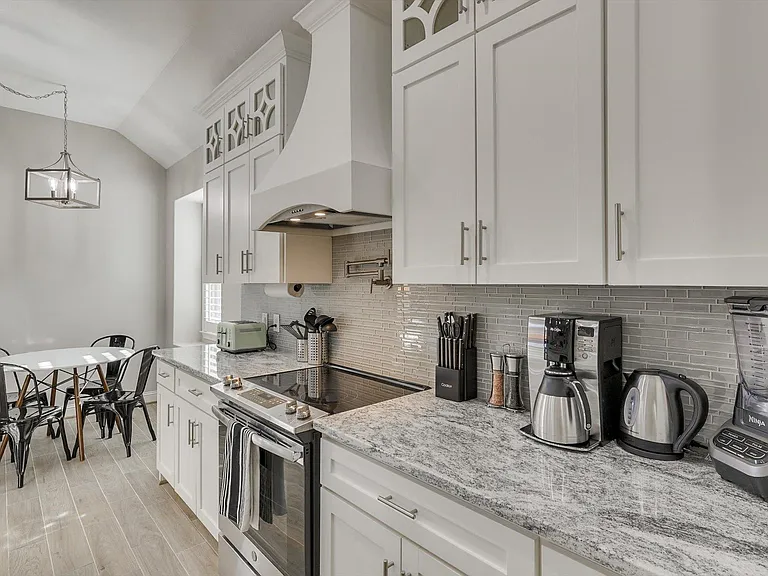 8206 Chesham Dr — Photo 20