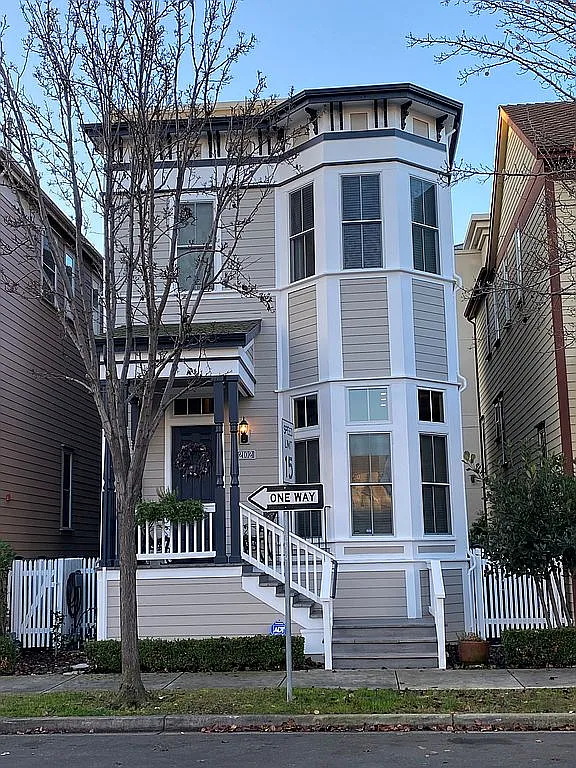2102 Lewis St photo 1