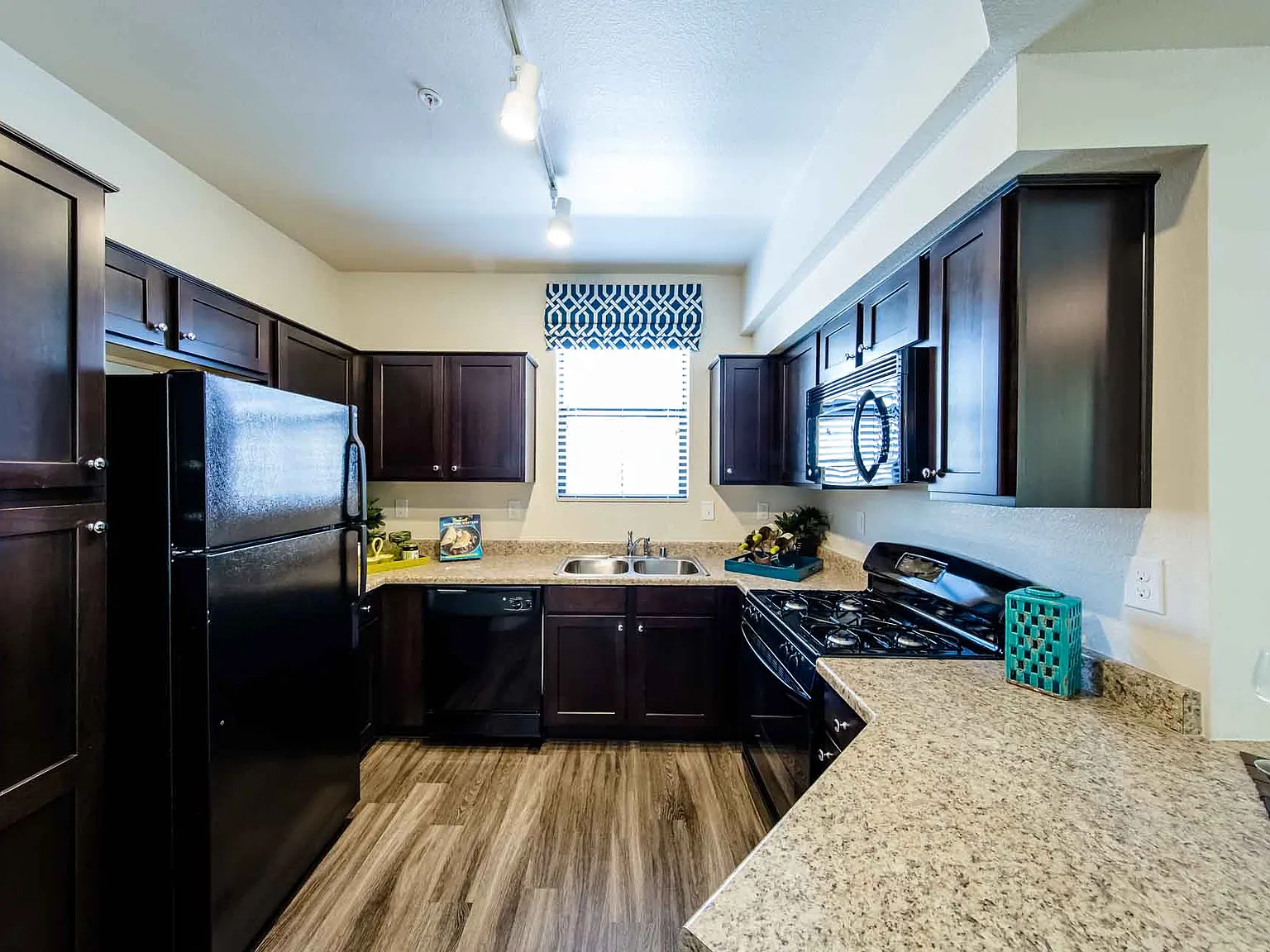 CHANDLER APARTMENT HOMES — Photo 3