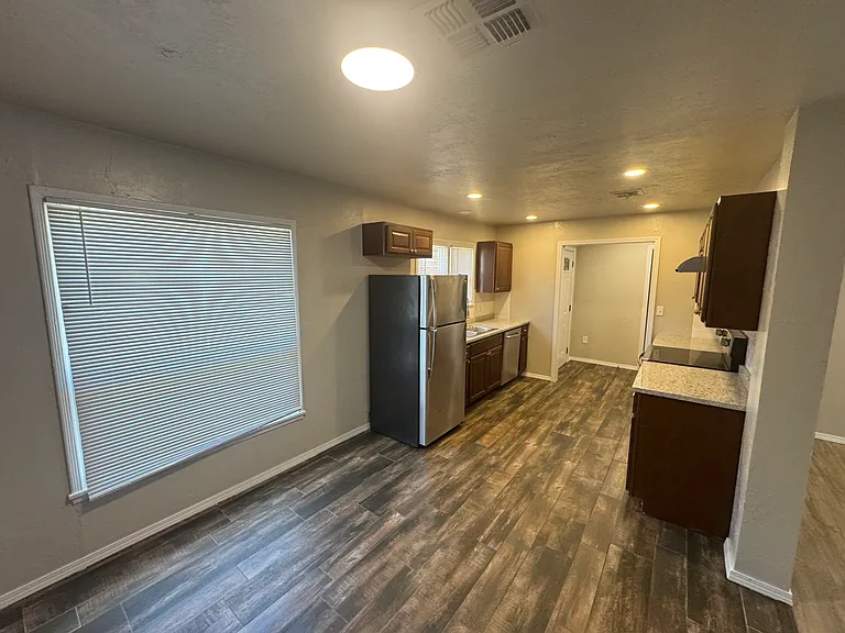 1408 Carlisle Ct — Photo 9