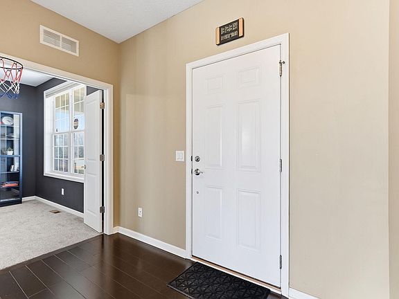 4th image of 671 Devine Dr
