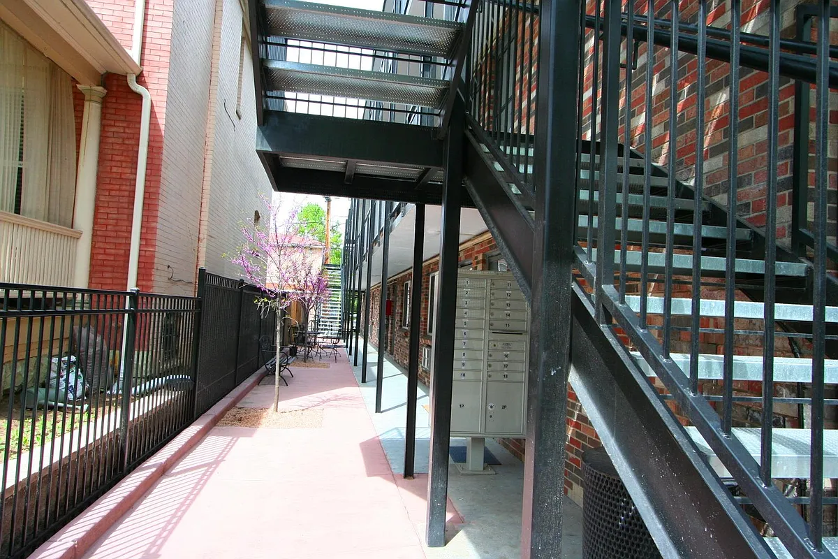 Building Photo - 961 N Clarkson St #302