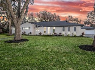 410 Falling Leaf Dr, Friendswood, TX 77546