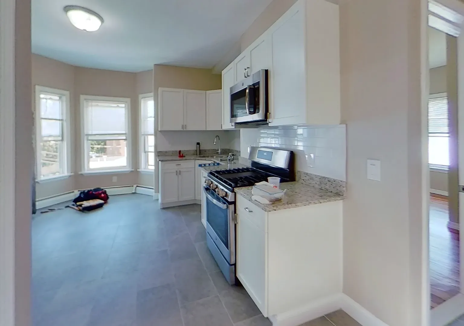 3 bed, 850 sqft, $3,100 — Photo 2