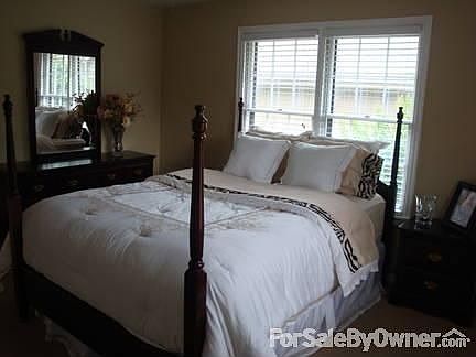 Master Bedroom
						:
						Great Lighting, and a great view of the back yard!