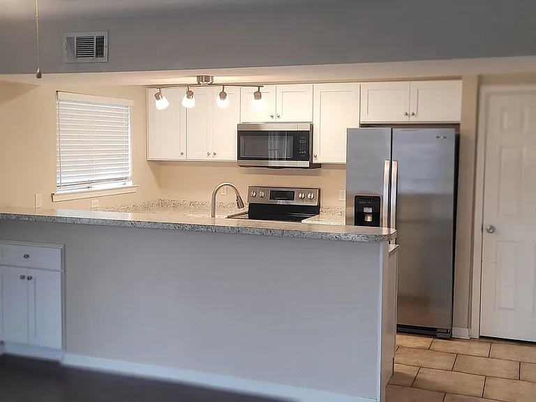 403 Indigo St — Photo 3
