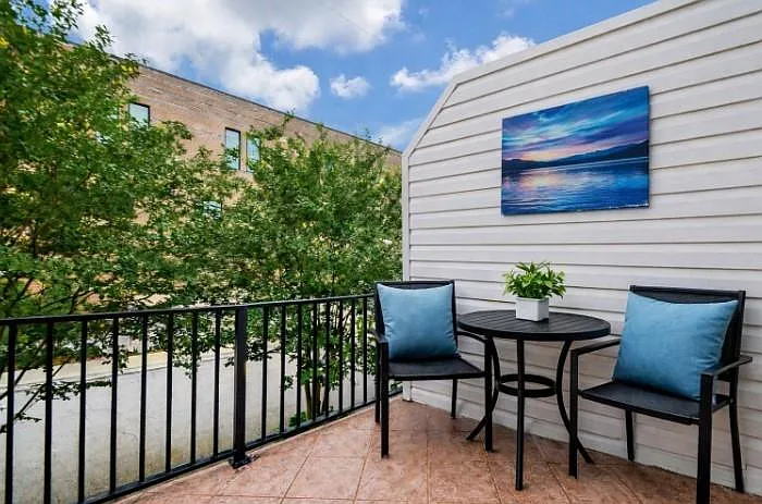 3 bed, 3.5 bath, 2140 sqft, $3,200 — Photo 1