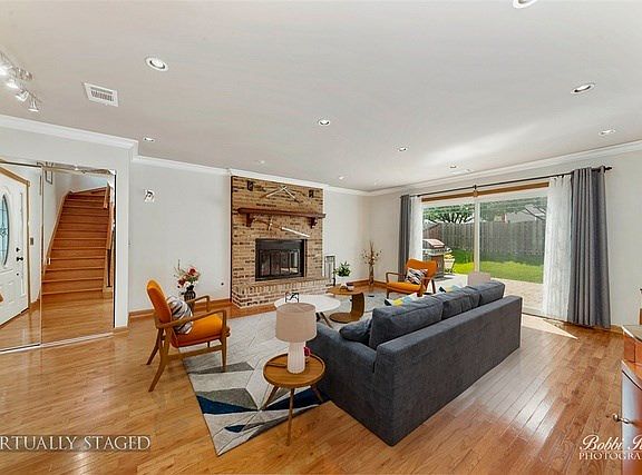 Cozy Fireplace ; Walk out to your patio with your fav glass of Cabernet!